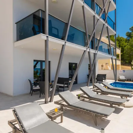 Mia 5 - Omis By Guide
